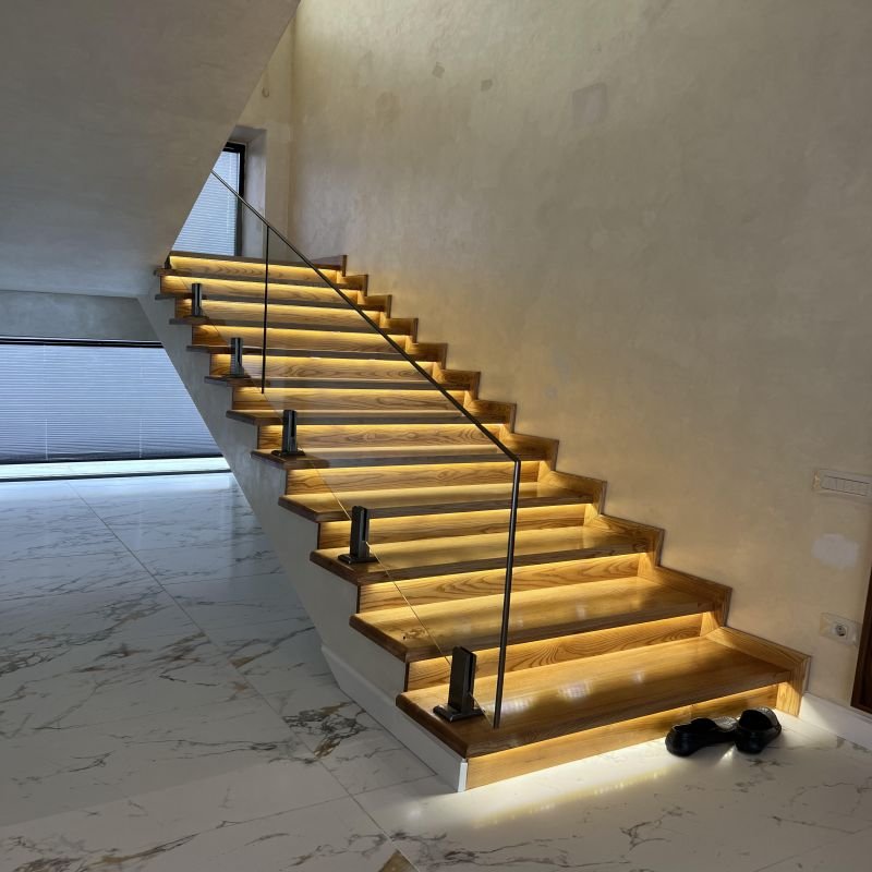 Müasir işıqlı taxta pilləkən